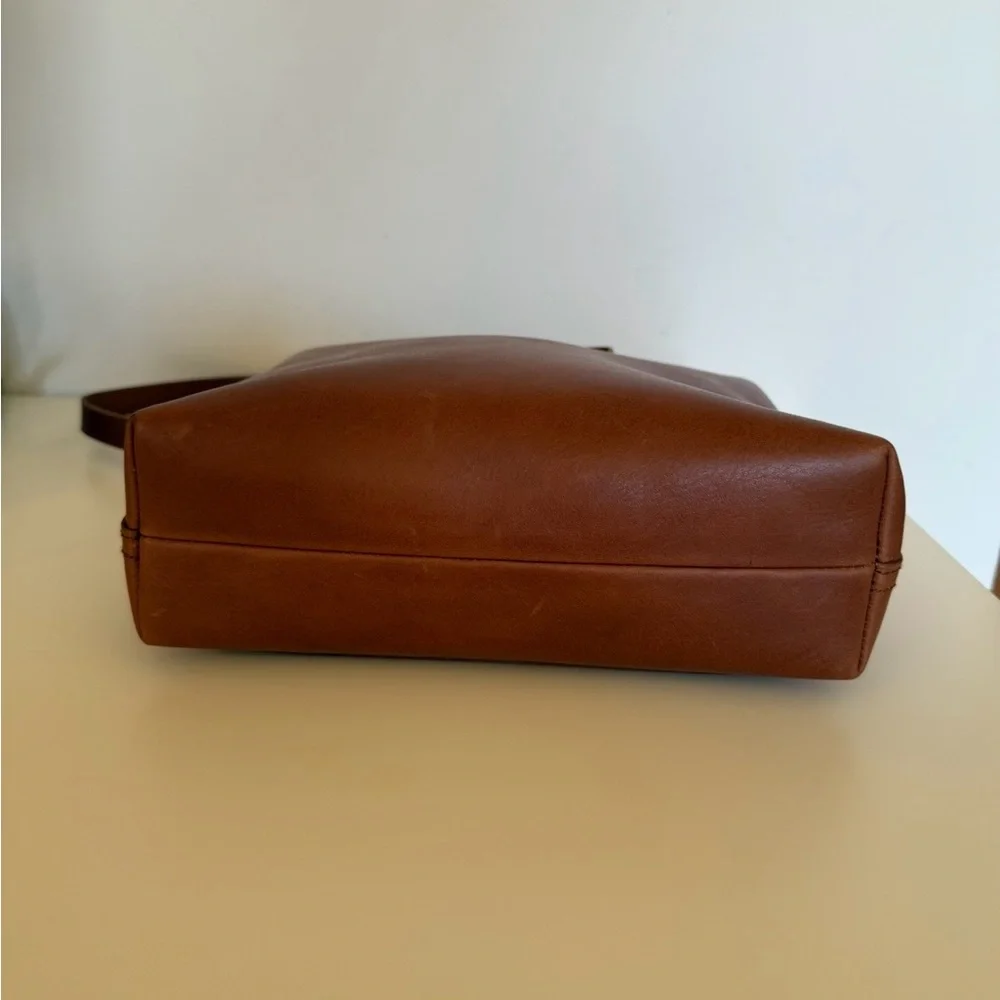 Madewell The Small Transport Crossbody Bag in English Saddle Leather - Picture 4 of 6